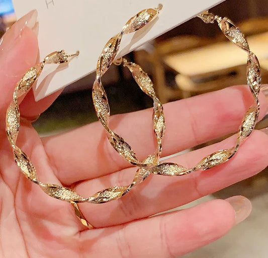 Metal Circle Fashionable Wave Earrings - Golden